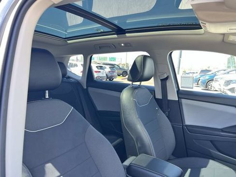 Used 2023 Volkswagen Taos SE w/ Panoramic Sunroof Package AWD/4WD image 31