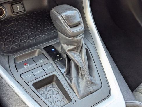 Used 2022 Toyota RAV4 LE image 23