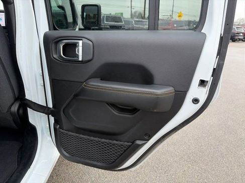 Used 2025 Jeep Wrangler Sahara image 35