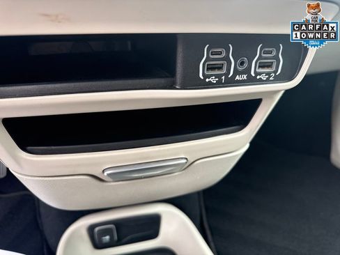 Used 2023 Chrysler Pacifica Touring-L FWD image 23