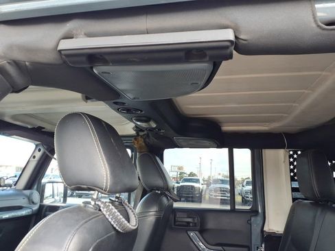 Used 2015 Jeep Wrangler Unlimited Sahara w/ Max Tow Package AWD/4WD image 6