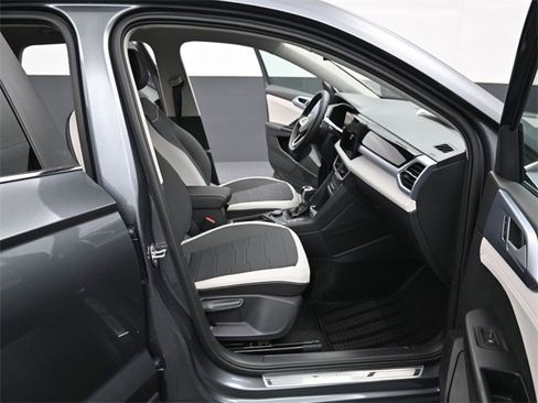 New 2026 Volkswagen Taos SE image 14