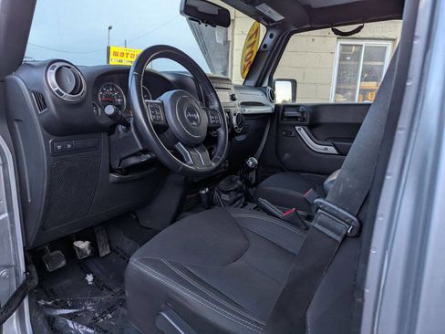 Used 2017 Jeep Wrangler Unlimited Rubicon w/ Connectivity Group image 13