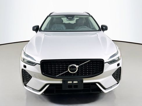 Used 2025 Volvo XC60 B5 Core AWD/4WD image 2