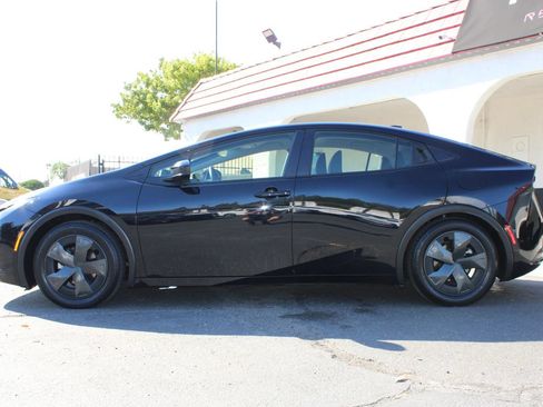 Used 2025 Toyota Prius LE FWD image 38