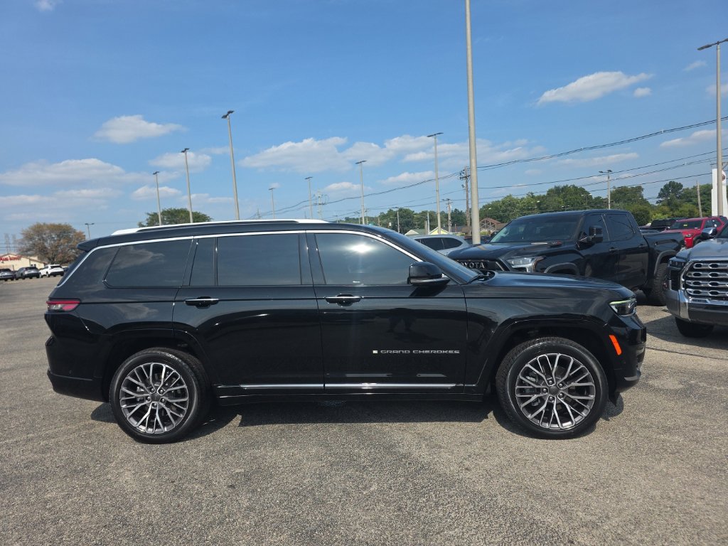 Used 2023 Jeep Grand Cherokee L Summit AWD/4WD image 4
