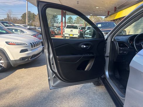 Used 2020 Jeep Cherokee Trailhawk w/ Cold Weather Group AWD/4WD image 10