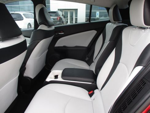 Used 2018 Toyota Prius Prime Advanced w/ Carpet Mat Package FWD image 33