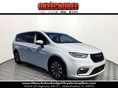 Used 2023 Chrysler Pacifica Touring-L FWD image 1