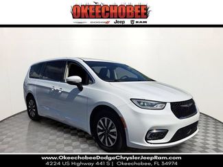 Used 2023 Chrysler Pacifica Touring-L FWD video 1