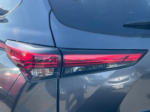 Used 2023 Toyota Highlander XLE AWD/4WD image 20