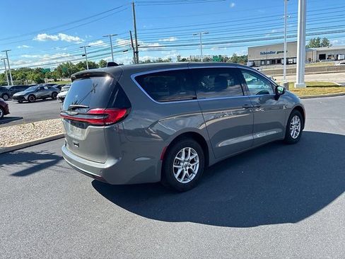 Used 2023 Chrysler Pacifica Touring-L FWD image 7
