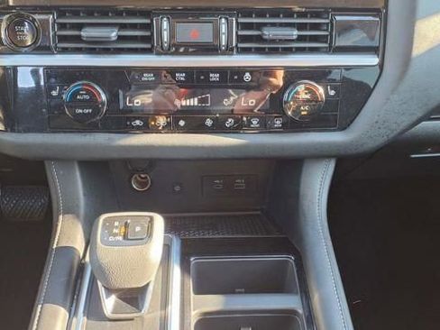 Used 2025 Nissan Pathfinder SL image 33