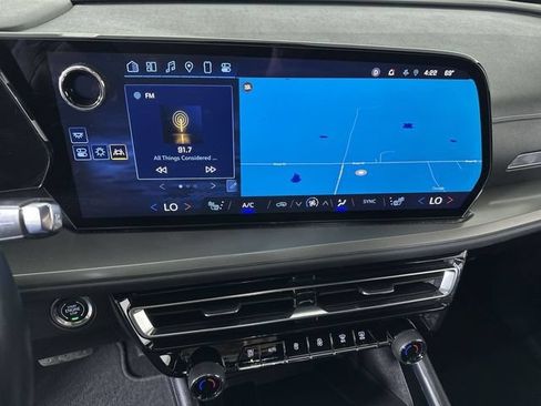 Used 2025 Chevrolet Traverse LT FWD image 13