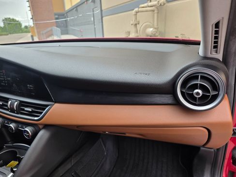 Used 2018 Alfa Romeo Giulia AWD image 23