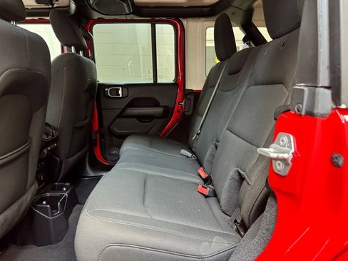 Used 2019 Jeep Wrangler Unlimited Sahara AWD/4WD image 15