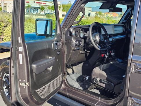 Used 2025 Jeep Wrangler Unlimited Rubicon 4xe w/ Convenience Group AWD/4WD image 15