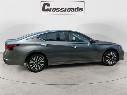 Used 2024 Nissan Altima 2.5 SV FWD image 6