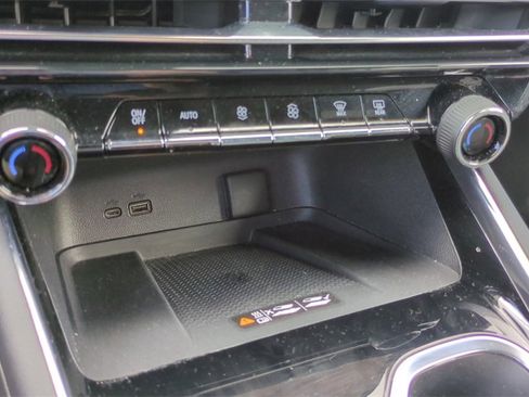 Used 2025 Chevrolet Traverse LT image 19