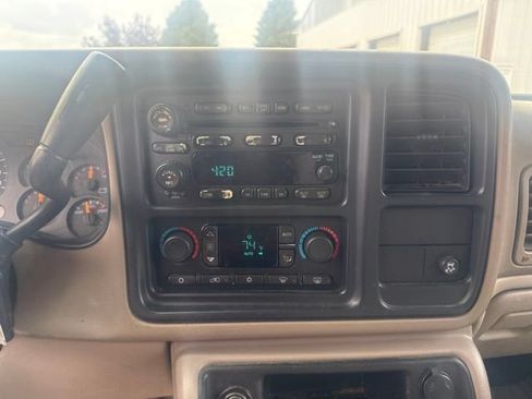 Used 2005 GMC Yukon SLT w/ SLT Preferred Equipment Group AWD/4WD image 2