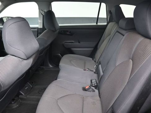 Used 2024 Toyota Highlander LE image 30