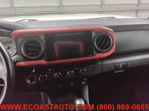 Used 2017 Toyota Tacoma TRD Off-Road image 11