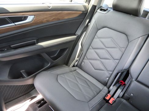 Used 2024 Volkswagen Atlas SE AWD/4WD image 12