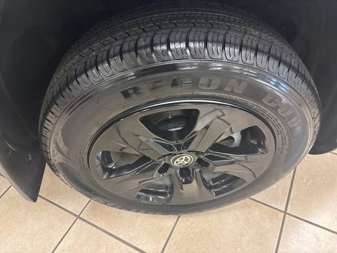 Used 2021 Toyota RAV4 XLE AWD/4WD image 30