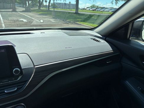 Used 2025 Nissan Altima 2.5 SV FWD image 30