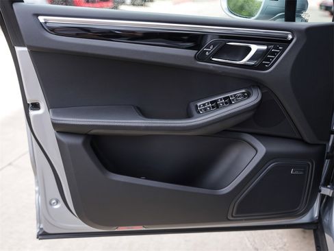 Used 2025 Porsche Macan image 31