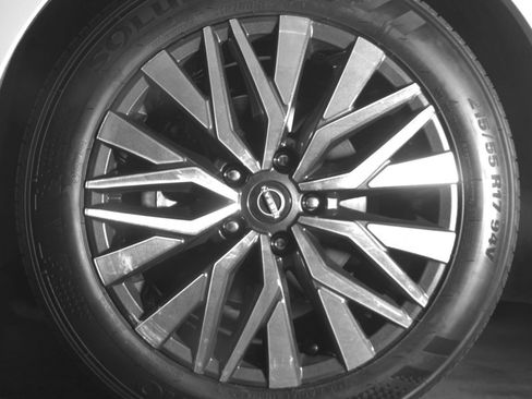 Used 2025 Nissan Altima 2.5 SV FWD image 15
