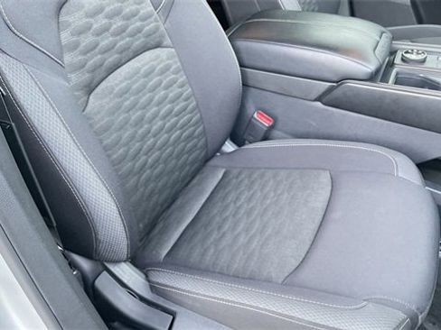 Used 2024 Nissan Pathfinder S image 24