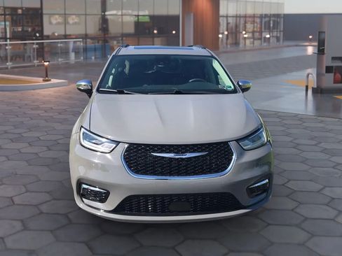 Used 2023 Chrysler Pacifica Limited FWD image 7