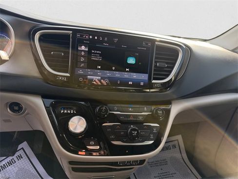 Used 2022 Chrysler Pacifica Touring-L image 11