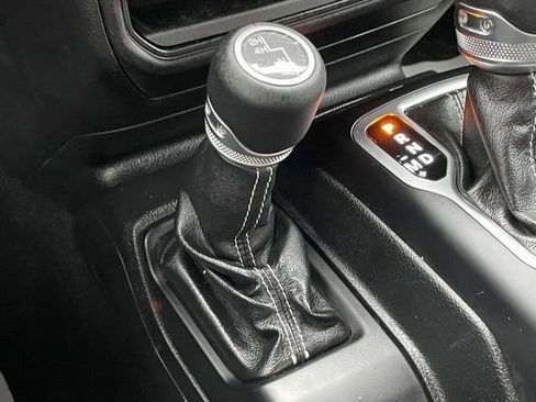 Used 2018 Jeep Wrangler Unlimited Sahara AWD/4WD image 31