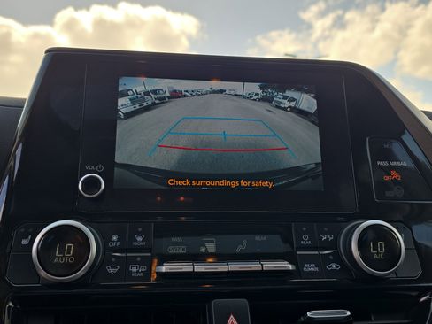 Used 2024 Toyota Highlander XLE image 31