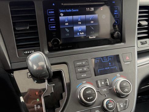 Used 2016 Toyota Sienna SE Premium image 4