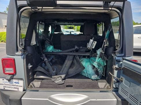 Used 2015 Jeep Wrangler Unlimited Sahara w/ Connectivity Group image 12