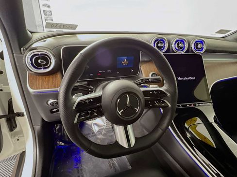 Used 2025 Mercedes-Benz GLC 300 4MATIC image 11