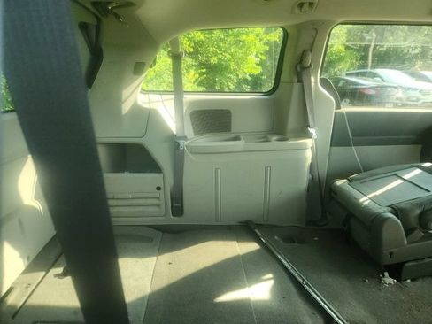 Used 2009 Chrysler Town & Country Touring FWD image 5