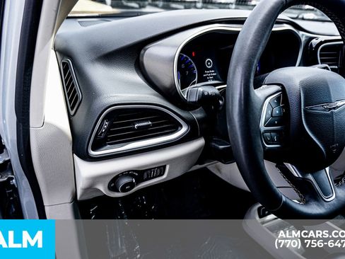 Used 2024 Chrysler Pacifica Touring-L image 38