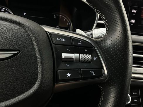 Used 2025 Genesis G70 2.5T image 37