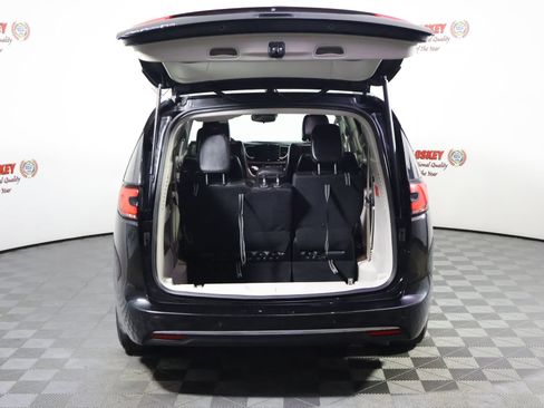 Used 2024 Chrysler Pacifica Touring-L FWD image 10
