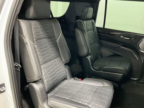 Used 2022 Cadillac Escalade ESV Premium Luxury Platinum w/ Heavy-Duty Trailer Package AWD/4WD image 25