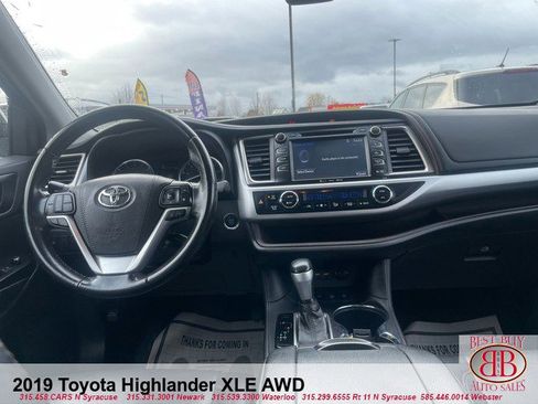 Used 2019 Toyota Highlander XLE image 12