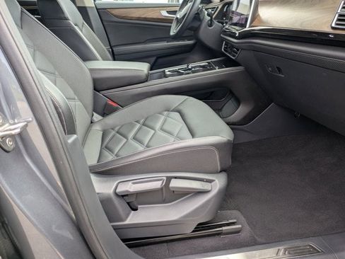 Used 2025 Volkswagen Atlas SE image 19