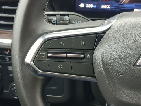 Used 2025 Chevrolet Suburban Z71 image 18