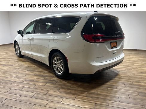 Certified 2023 Chrysler Pacifica Touring-L FWD image 9
