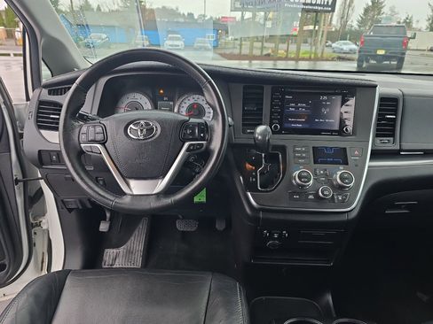 Used 2018 Toyota Sienna SE image 20