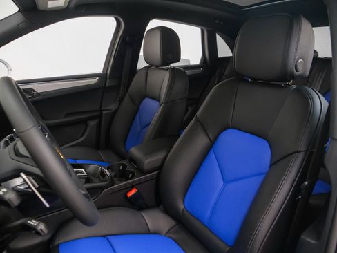 Certified 2025 Porsche Macan image 5